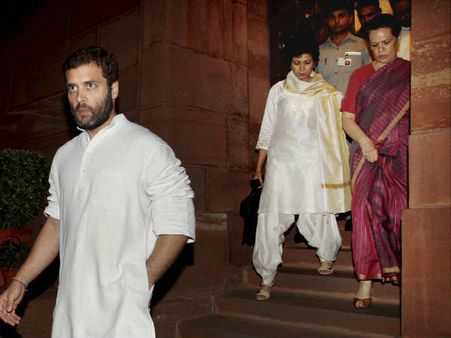 પુત્ર રાહુલ ગાંધી તેમની સાથે પુત્ર રાહુલ ગાંધી તેમની સાથે