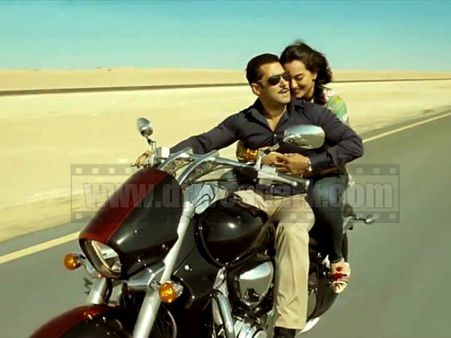 Dabangg 2: Salman Khan's Suzuki Intruder Bike Dabangg 2: Salman Khan's Suzuki Intruder Bike