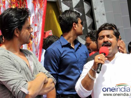 શાહરુખ ખાન અન્યો કરતા વધુ ખુશ