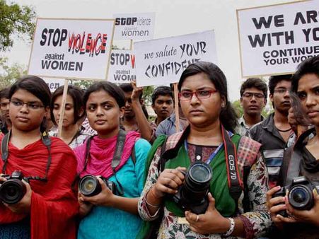 મુંબઇ ગેંગરેપના આરોપીઓ પર કોર્ટમાં ફેંકાયા ઇંડા!