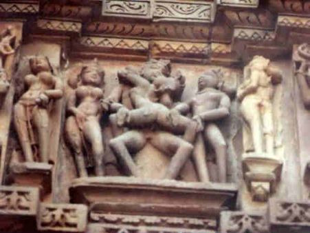 કામ દર્શાવતી મૂર્તિઓ