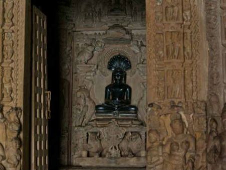 મંદિરની અંદર મૂર્તિ