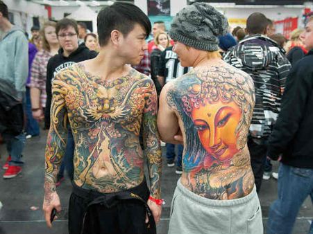 મેળાઓમાં ટેટૂ ચિતરાવતા 