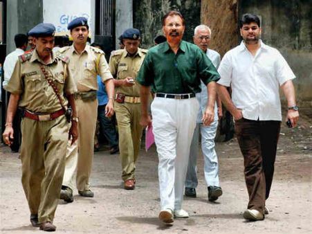 32 અધિકારીઓને દગો 