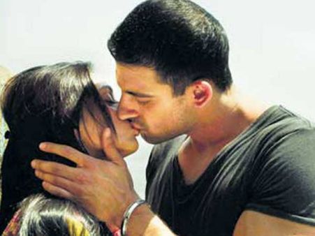 'યે સાલી જિંદગી'માં લાંબા કિસીંગ સીન