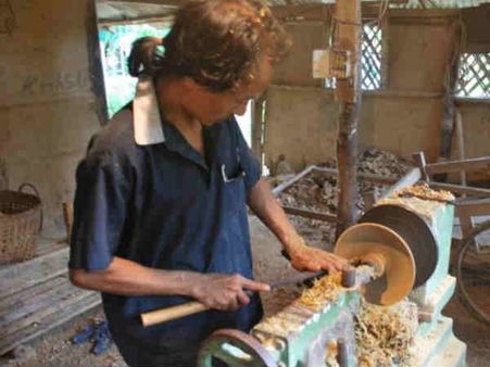 હસ્તશિલ્પ પર કામ કરી રહેલો કારીગર