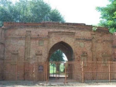 નદી કિનારે વસેલું ગામ બની ગયું ‘ઇંટોનું શહેર’