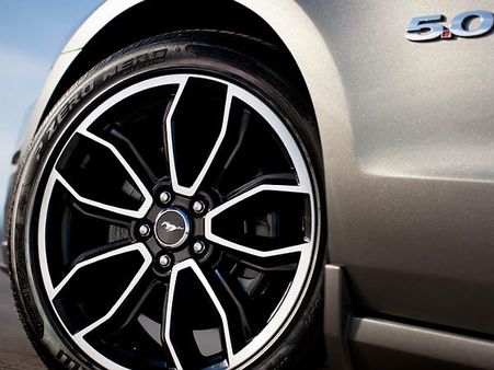 મસ્ટેંગ જીટીનું એલોય વ્હીલ