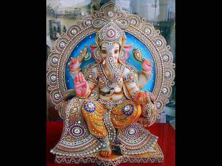 ઘમંડનો નાશ કરે છે. 