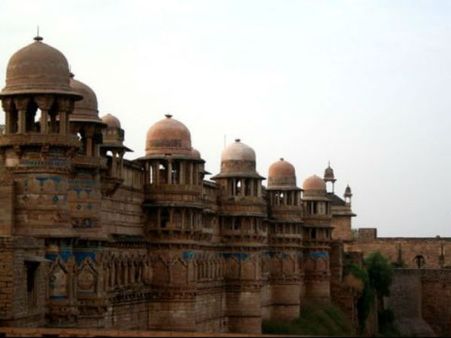 પેલેસ અને ટાવર્સ