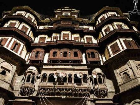 મહેલની સામેનું દ્રશ્ય