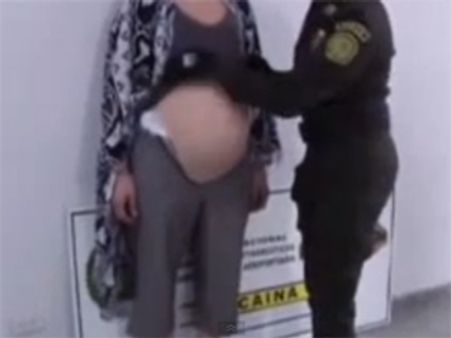 મહિલાએ નકલી ગર્ભમાં છૂપાવ્યું હતું બે કિલો કોકેઇન, જુઓ વીડિયો