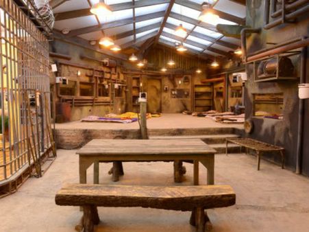 હૉલમાં ડાઇનિંગ એરિયા