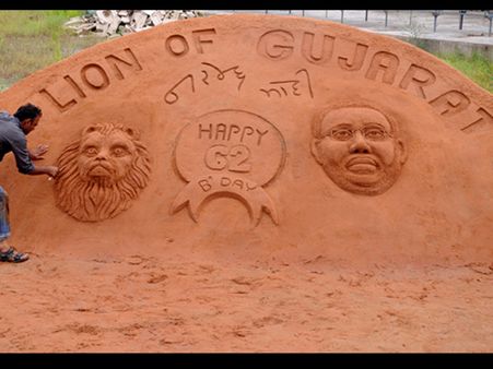 સંગમ તટ પર બ્રહ્મા, વિષ્ણુ, મહેશના અવતારમાં મોદી!