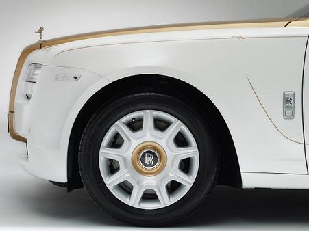 કારની વચ્ચે ગોલ્ડથી પેન્ટ 