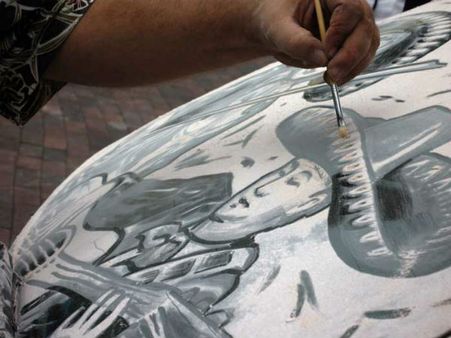 જ્યારે પણ કાર દેખાય કરી નાંખે છે કલાકારી