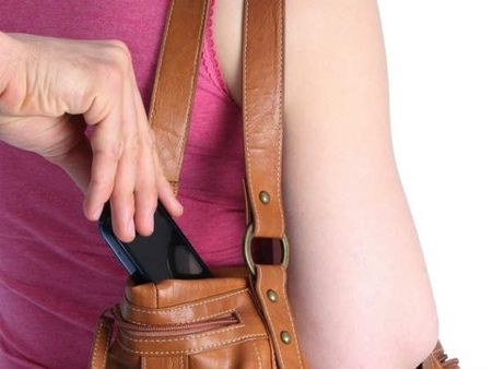 આપના પર્સને હંમેશા આપની પાસે રાખો 