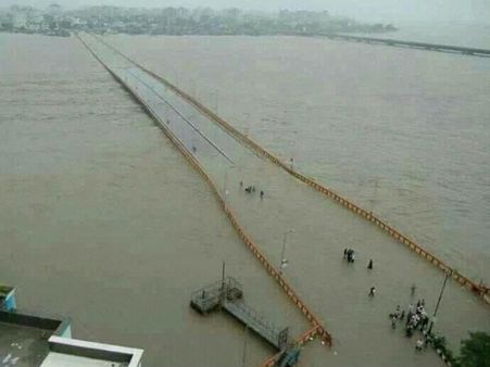 ગુજરાતમાં અતિભારે વરસાદ; હજારોનું સ્થળાંતર ; પરીક્ષાઓ મુલતવી