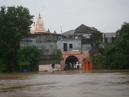 વડોદરામાં પૂર સંકટથી 25000નું સ્થળાંતર
