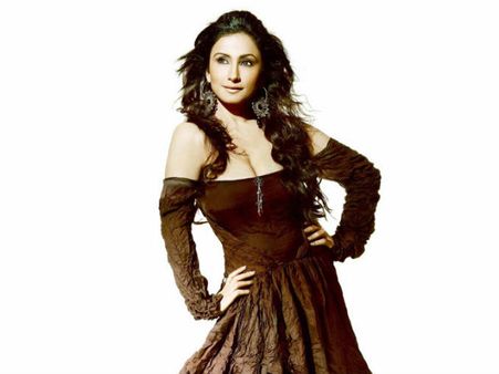 લેખનમાં વ્યસ્ત દિવ્યા