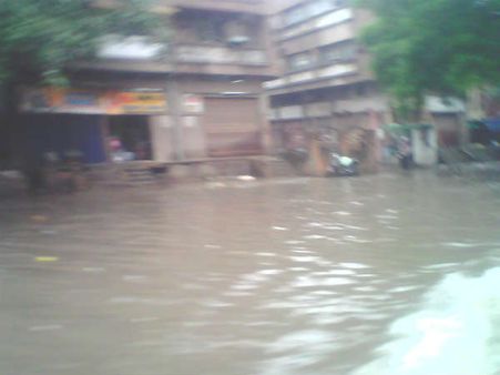 રાયપુરથી કાલુપુર રોડ પર પાણી 