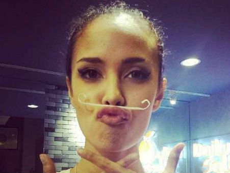 આશ્વર્યજનક અશ્લીલ ફોટા 