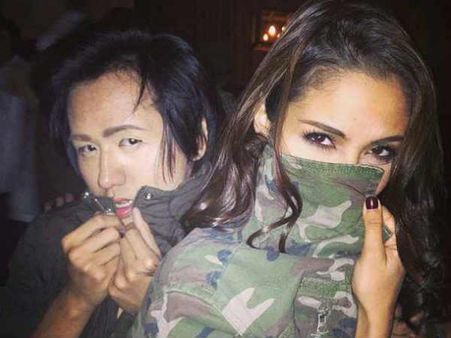 આશ્વર્યજનક અશ્લીલ ફોટા 