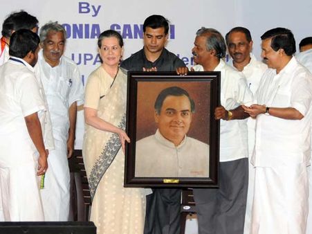 સોનિયા દ. ભારતમાં, મનમોહન સરકારના કર્યા વખાણ!