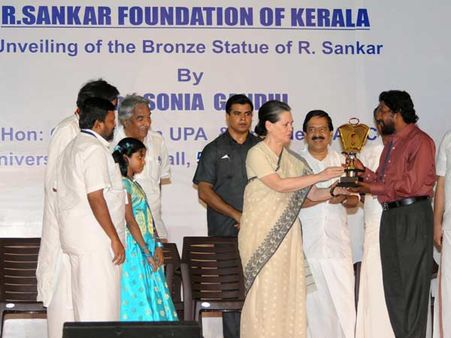 સોનિયા દ. ભારતમાં, મનમોહન સરકારના કર્યા વખાણ!