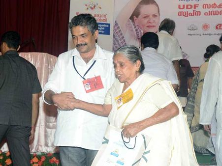 સોનિયા દ. ભારતમાં, મનમોહન સરકારના કર્યા વખાણ!