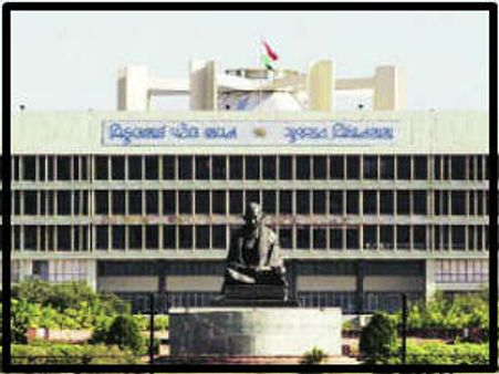 ગુજરાત : ચોમાસુ સત્રનો આરંભ, શોક ઠરાવ, ધાંધલ બાદ ગૃહ મોકુફ