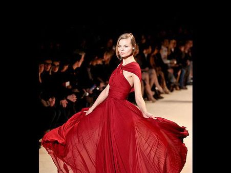 પેરિસ ફેશન શોમાં રેમ્પ પર ટોપલેસ મહિલાઓનો હંગામો