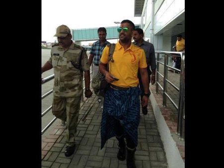 લુંગીમાં ધોની 