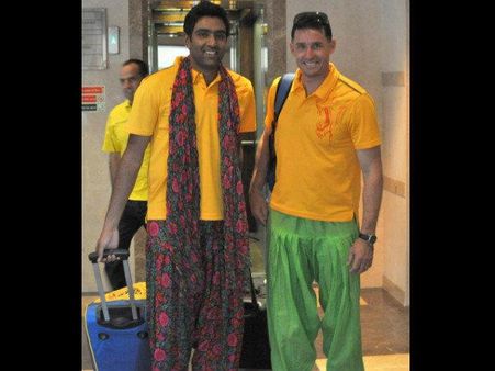 આર અશ્વિન અને માઇક હસી 