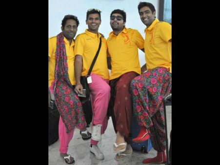 લુંગી પહેરીને મસ્તી કરતા અશ્વિન અને મુરલી 