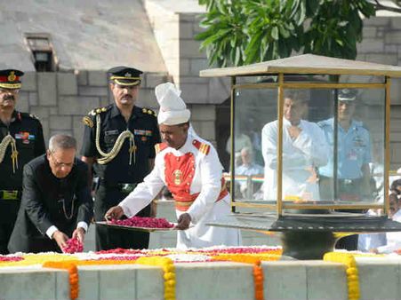 રાષ્ટ્રપતિએ ગાંધીજી અને શાસ્ત્રીજીને શ્રદ્ધાસુમન અર્પણ કરી!