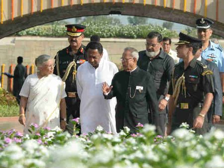 રાષ્ટ્રપતિએ ગાંધીજી અને શાસ્ત્રીજીને શ્રદ્ધાસુમન અર્પણ કરી!