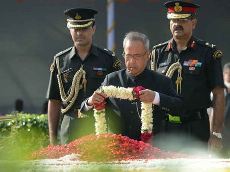 રાષ્ટ્રપતિએ ગાંધીજી અને શાસ્ત્રીજીને શ્રદ્ધાસુમન અર્પણ કરી!