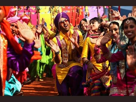 રિવ્યૂ : આ બેશરમને તો ચુલબુલ-બુલબુલ જ પહોંચી શકે!