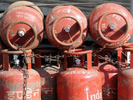 હવે પેટ્રોલ પંપ પર મળશે LPG સિલિંડર