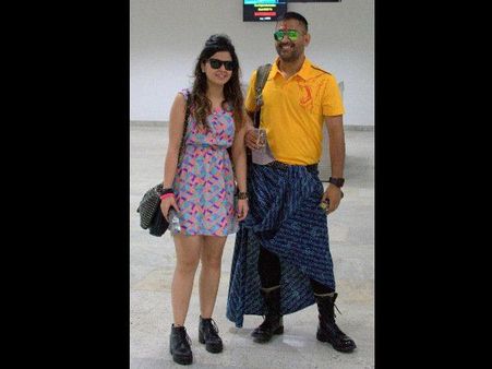 સાક્ષી સાથે લુંગીમાં દેખાયા ધોની, કહ્યું 'માઇન્ડ ઇટ'!