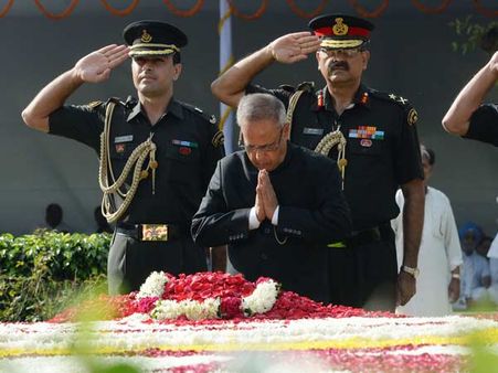 રાષ્ટ્રપતિએ ગાંધીજી અને લાલબહાદુર શાસ્ત્રીને શ્રદ્ધાસુમન અર્પણ કરી