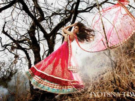 Pics : સુંદર વસ્ત્રો પહેરી ઝાડીઓમાં કેમ પહોંચ્યાં જૅકલીન?