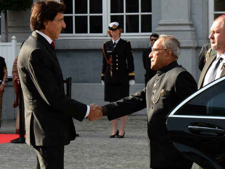 પ્રણવ મુખર્જીનું એગ્મોન્ટ પેલેસ ખાતે સ્વાગત