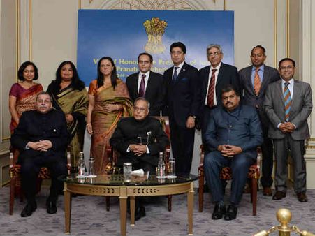 ઇન્ડિયન એમ્બેસડરમાં હૉસ્ટ તરીકે પ્રણવ મુખર્જી