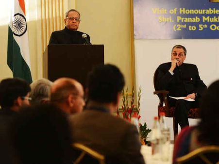 ઇન્ડિયન એમ્બેસડરમાં હૉસ્ટ તરીકે પ્રણવ મુખર્જી