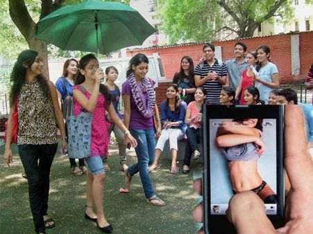 DUના મહિલા ટોયલેટમાં કેમરા, વિદ્યાર્થીનીઓના બનાવ્યા MMS!