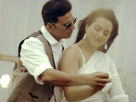 Pics : બૉસ અક્ષયની બાહોમાં મદહોશ સોનાક્ષી