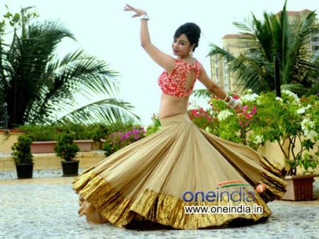 આયટમ ગર્લ કવિતાએ નવરાત્રિ માટે ધર્યો દેસી અવતાર આયટમ ગર્લ કવિતાએ નવરાત્રિ માટે ધર્યો દેસી અવતાર