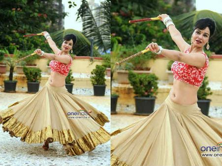 આયટમ ગર્લ કવિતાએ નવરાત્રિ માટે ધર્યો દેસી અવતાર આયટમ ગર્લ કવિતાએ નવરાત્રિ માટે ધર્યો દેસી અવતાર